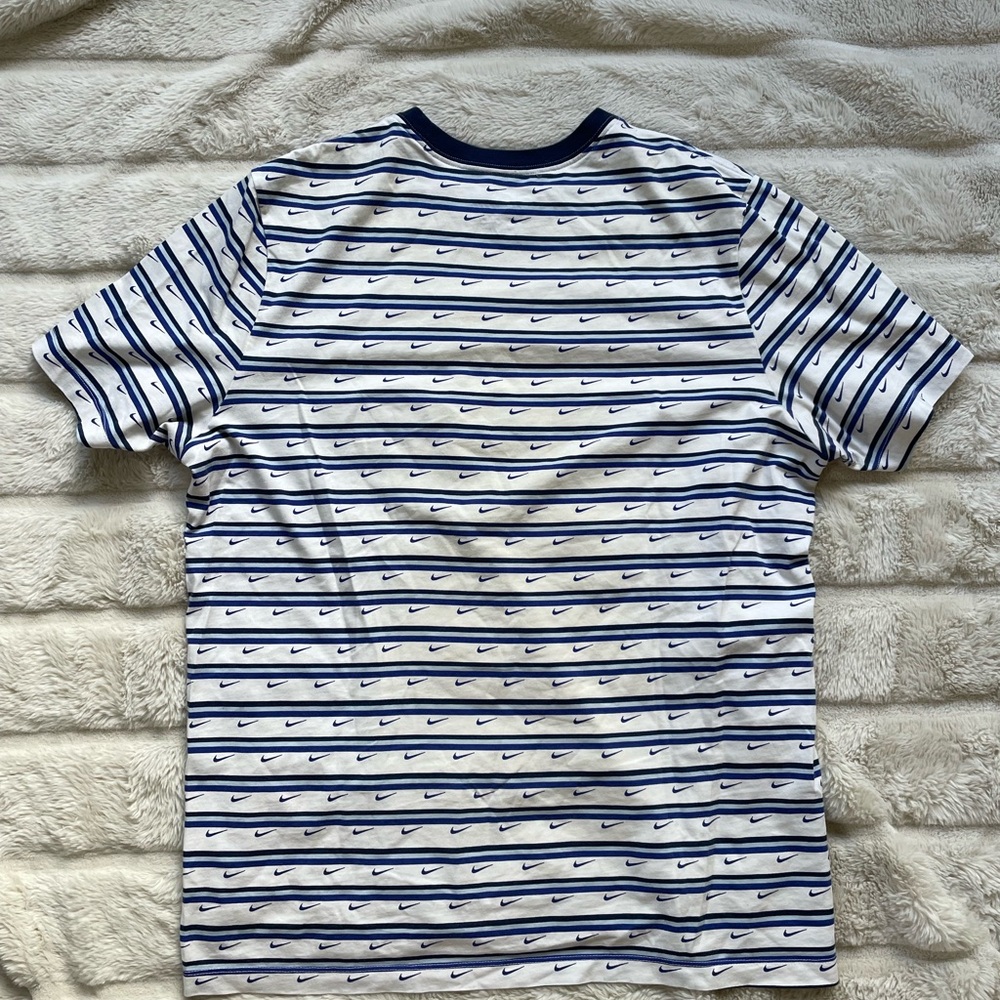 Nike Men's Navy and White Striped Tee